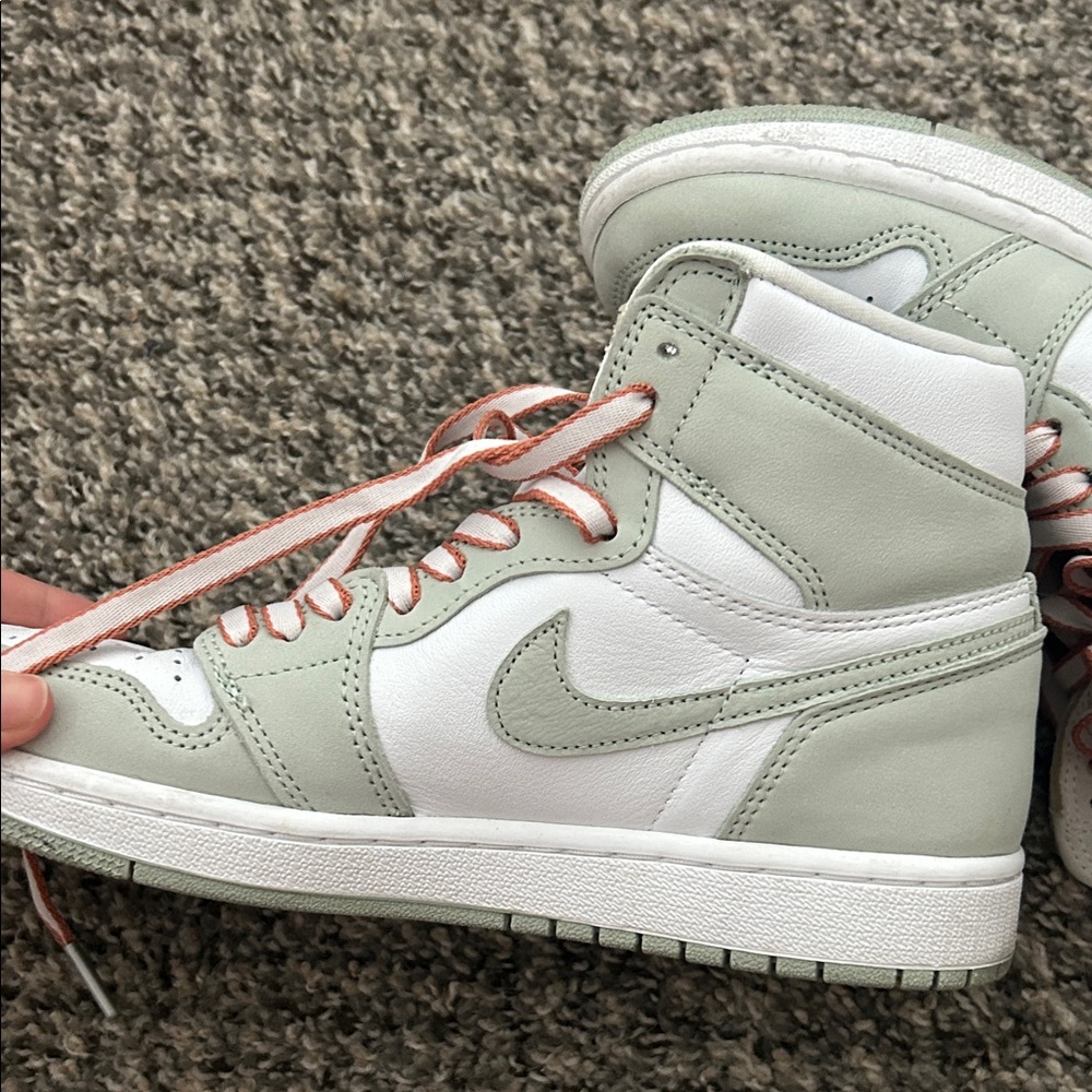 Women’s Nike Air Jordan 1 High Top (Seafoam) 7.5 - Picture 4 of 9